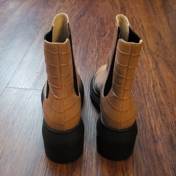 NWT Stuart Weitzman Norah Tan Embossed Leather Block Heel Boot Size 38.5 - Picture 5 of 7